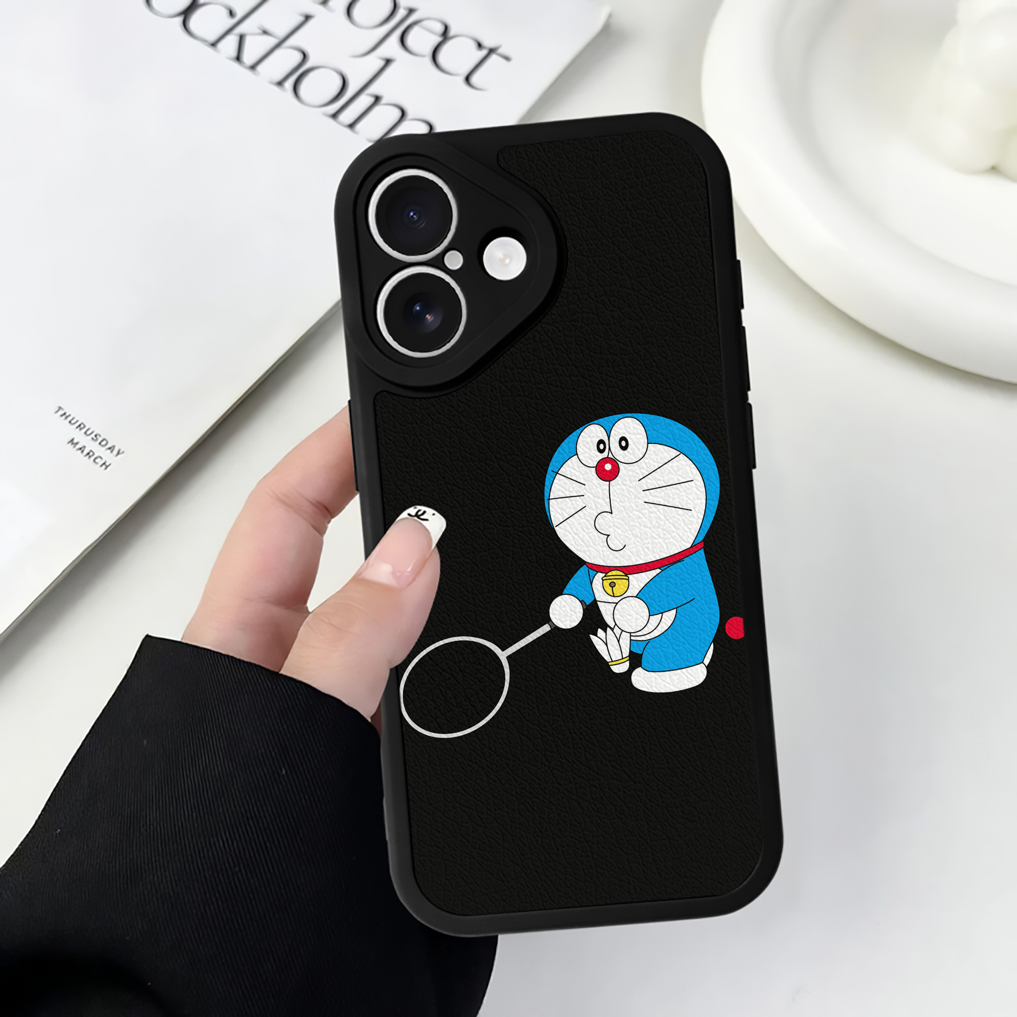 （画像用） ドラえもん Doraemon 【iPhone 16シリーズ対応】シリコンスマホケース（レザー調） 材質：シリコン